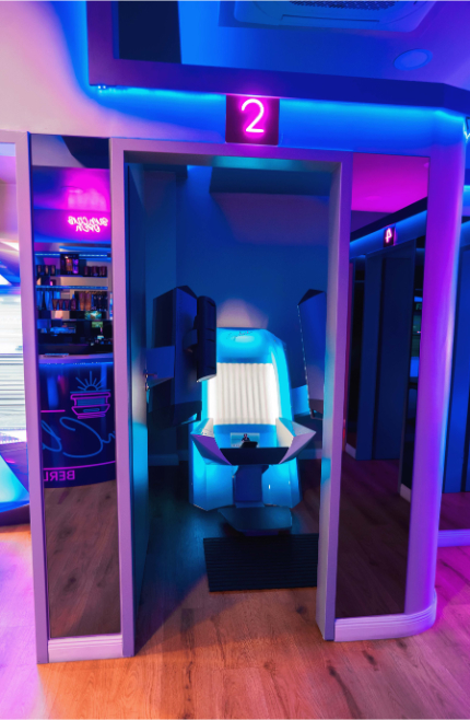 Sunclub Berlin Kabine 2 mit futuristischem Solarium